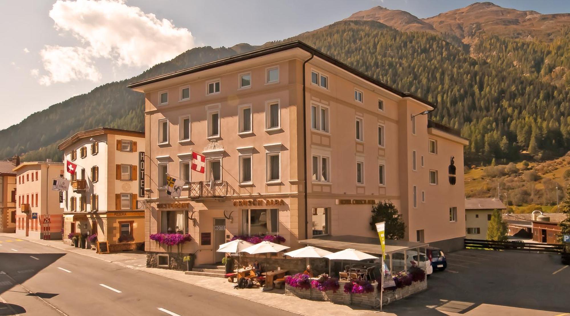 Hotel Crusch Alba Zernez Bagian luar foto